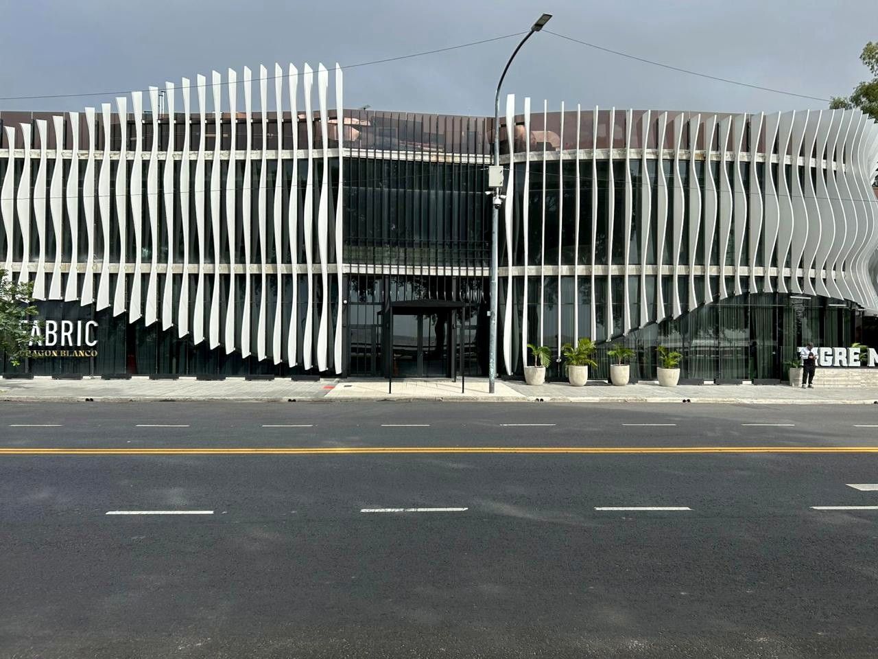 Distrito Joven — fachada de aletas, obra de PYP Construcciones